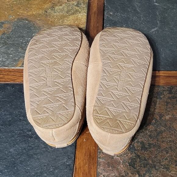 Minnetonka Girls size 4 Faux Fur Leather Slippers - Picture 7 of 8